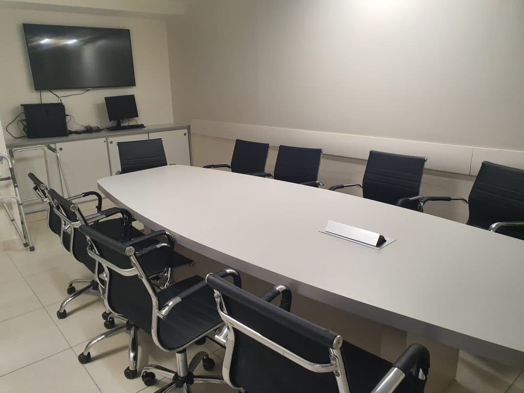 חדר ישיבות נקי ומסודר לאחר ניקיון יסודי של Israclean בשעות הערב.