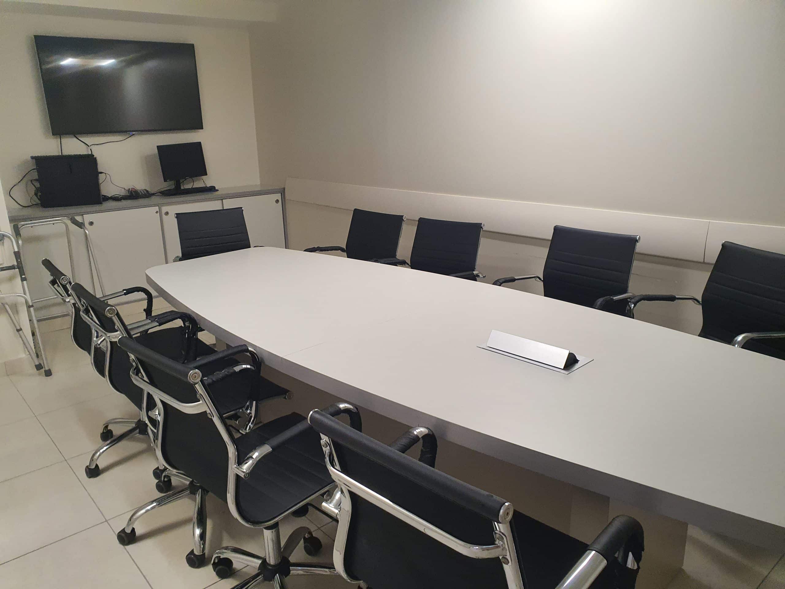 חדר ישיבות נקי ומסודר לאחר ניקיון יסודי של Israclean בשעות הערב.